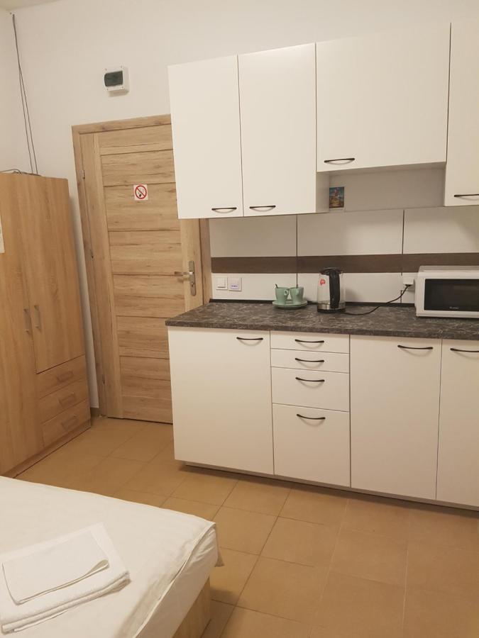Hostel Mleczna - Metro Zacisze Warszawa Eksteriør billede