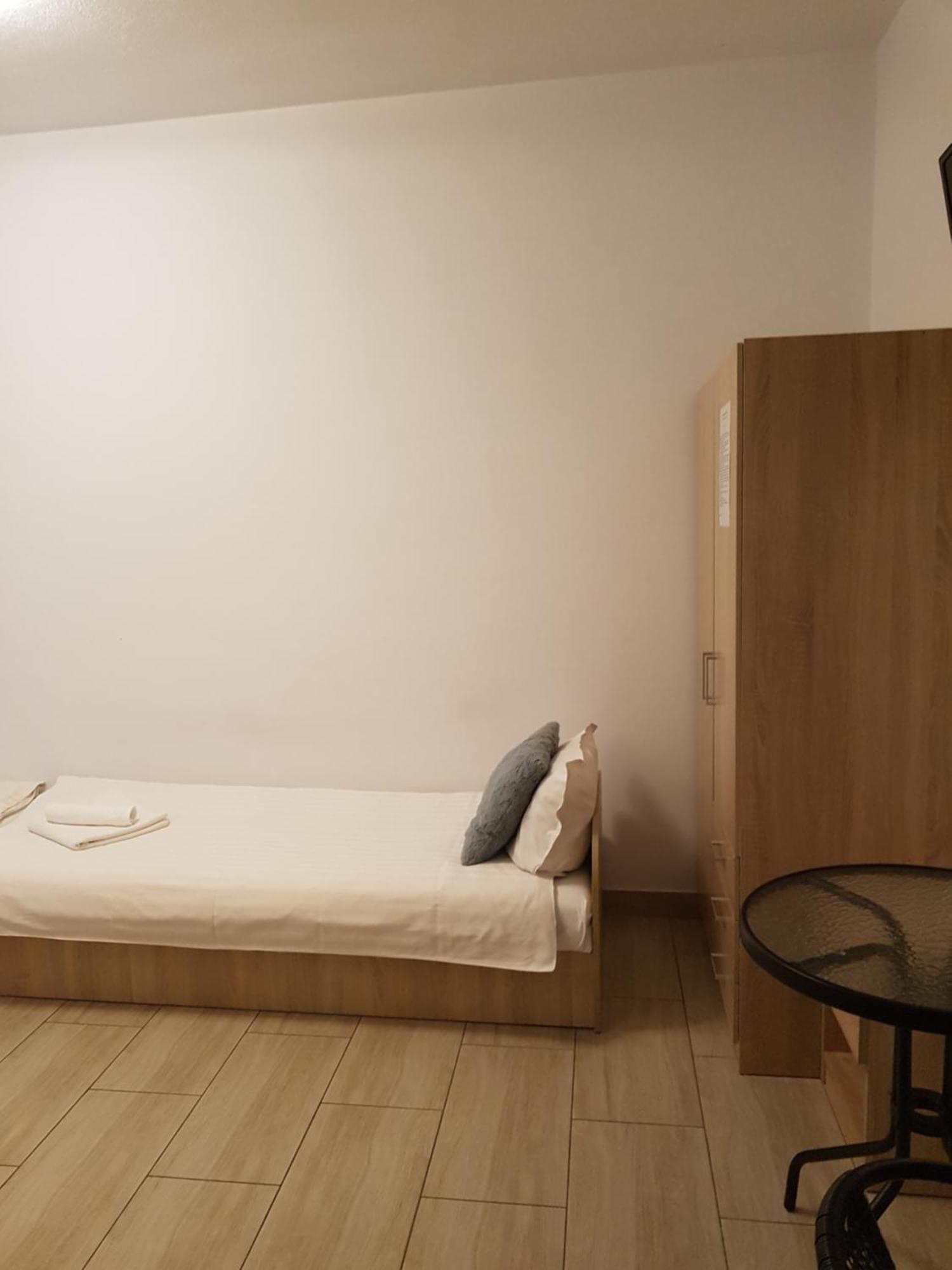 Hostel Mleczna - Metro Zacisze Warszawa Eksteriør billede